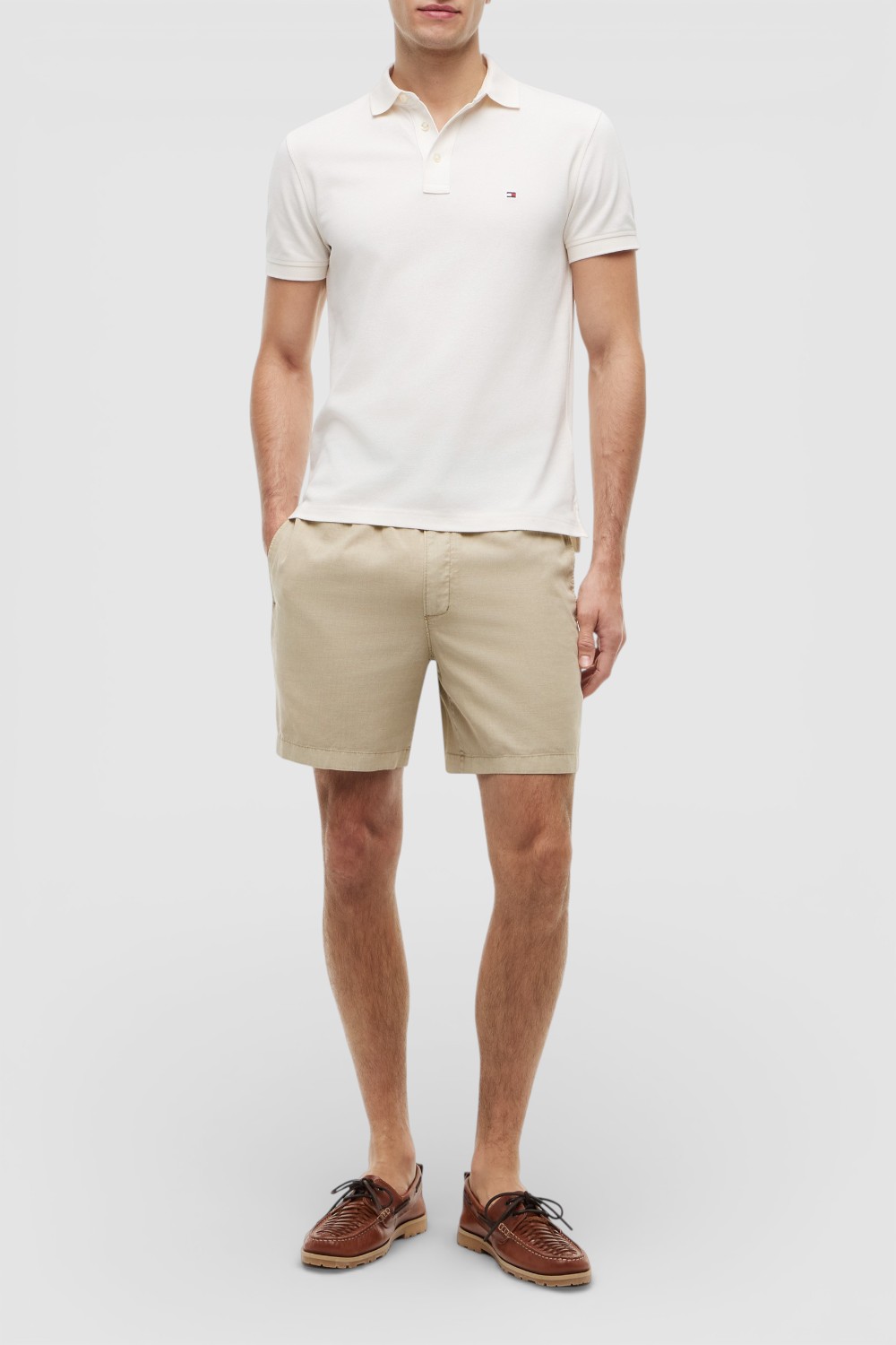 תמונת כל הלוק של חולצת פולו בגזרת סלים